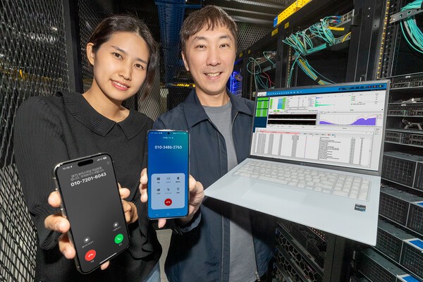 KT 직원들이 AI를 활용한 보이스피싱 탐지 기술을 소개하고 있다. [출처=KT]