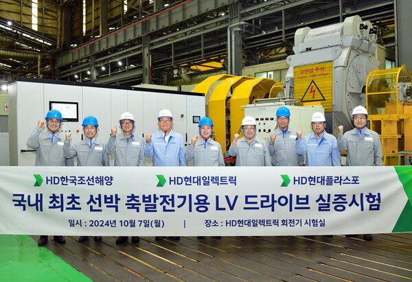 지난 7일 HD현대일렉트릭 회전기 공장에서 개최된 ‘선박용 대용량 저압 드라이브’ 시연회에서 HD현대 경영진들이 기념 촬영하고 있다. (왼쪽부터 조석 HD현대일렉트릭 대표, 김형관 HD현대미포 대표, 장광필 HD한국조선해양 미래기술연구원장, 전승호 HD현대중공업 기술본부장, 설승기 HD현대 기술자문). [제공=HD현대]