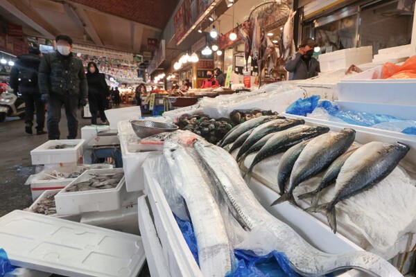 서울시내 한 전통시장에 수산물이 진열돼 있다. 연합뉴스
