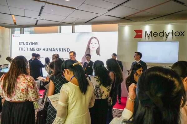 '2024 ICLAS 서울'에 참가한 의료 관계자들이 메디톡스 부스를 관람하고 있다. [제공=메디톡스]