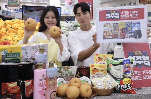 10월 9일 수요일 오전 이마트 왕십리점에서 모델들이 '가격역주행' 상품들을 소개하고 있다. 이마트는 10월 11일(금)부터 4월 가격역주행 상품을 선보인다. 이마트