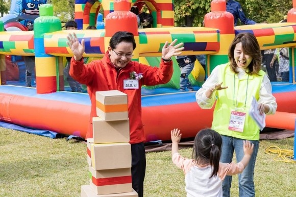 지난해 ‘어린이집 한마당 잔치’에 참석한 최호권(왼쪽) 서울 영등포구청장. 영등포구