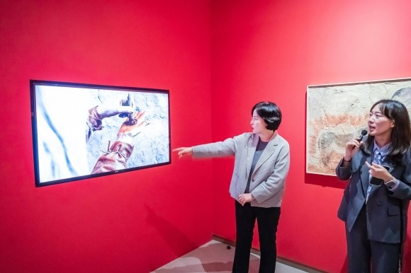 이수희(왼쪽) 서울 강동구청장이 지난 8일 개막한 암사동선사유적박물관의 특별전 ‘선사예술가’를 둘러보고 있다. 강동구