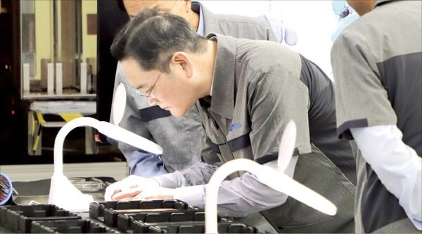 이재용 삼성전자 회장(사진 가운데)이 지난 6일 필리핀 칼람바에 있는 삼성전기 필리핀법인에서 적층세라믹커패시터(MLCC) 생산 현장을 점검하고 있다. [제공=삼성전자]