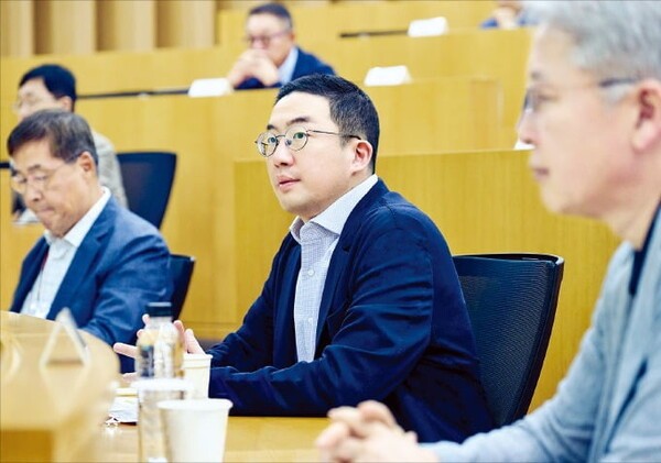 구광모 LG그룹 회장(사진 가운데)이 경기 이천시 LG인화원에서 열린 사장단 워크숍에 참석해 그룹 사업 방향에 대한 경영진의 발표를 듣고 있다. [제공=LG그룹]