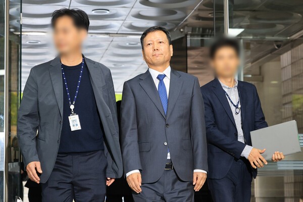 티몬·위메프 대규모 미정산 사태와 관련해 구영배 큐텐 그룹 대표가 10일 오전 서울 서초구 서울중앙지방법원에서 열린 구속 전 피의자 심문(영장실질심사)에 출석하고 있다. 연합뉴스