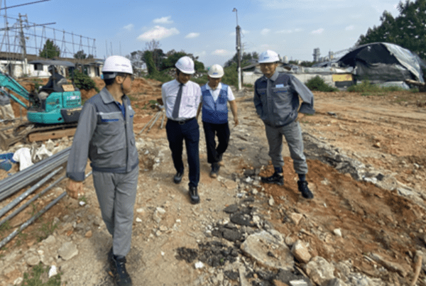 이주용 대우조선해양건설 대표(왼쪽에서 두번째)가 최근 광명시 구름산 부지조성공사 현장을 방문해 공사현황을 보고받고 현장 안전검검을 실시했다. @대우조선해양건설