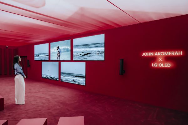 모델이 97형 올레드 에보 5대를 활용한 초대형 작품 '바람이 되어(Becoming Wind)'를 감상하는 모습. [제공=LG전자]