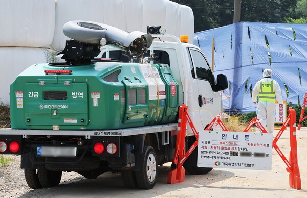 지난 8월 올해 첫 럼피스킨이 발생한 경기도 안성시의 한 한우농장 출입이 통제되고 있다. 연합뉴스