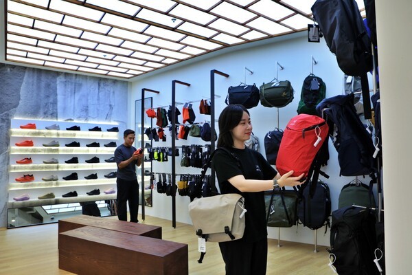 잠실 롯데월드몰 지하 1층에 오픈한 '아크테릭스' 플래그십 스토어를 구경 중인 고객 모습. [제공=롯데백화점]