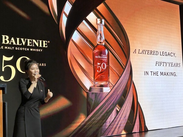 김미정 발베니 엠버서더가 '발베니 50년 컬렉션'을 소개하고 있다. EBN