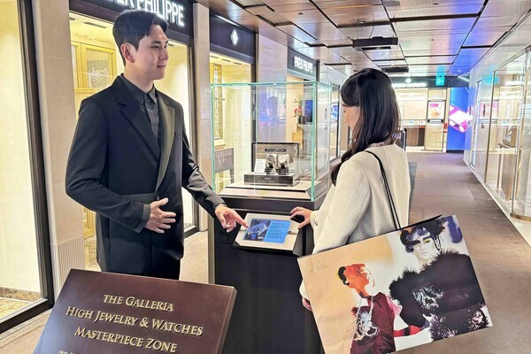 갤러리아백화점 서울 명품관에서 새 유니폼을 입은 직원이 고객에게 안내하는 모습. [제공=한화갤러리아]