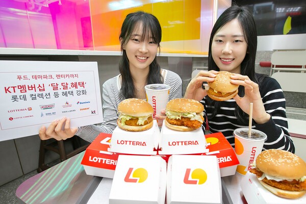 KT 직원들이 롯데그룹 협업 멤버십 혜택 강화를 소개하고 있다. [출처=KT]