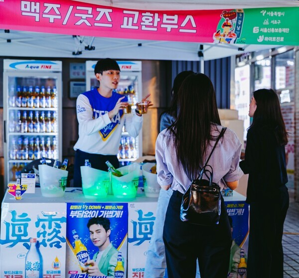 하이트진로가 강남역 케미스트릿 페스티벌에 참가해 테라 라이트 프로모션을 진행하고 있다. 하이트진로