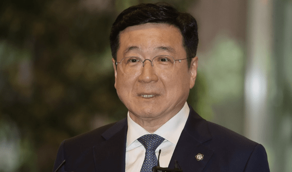 이찬희 삼성 준법감시위원장이 지난 8월 26일 오후 서울 서초구 삼성생명 서초타워에서 열리는 삼성 준감위 회의에 참석하며 취재진 질문에 답변하고 있다.[출처=연합뉴스]