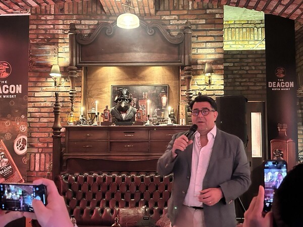 프란츠 호튼 페르노리카 코리아 대표가 블랜디드 스카치 위스키 '더 디콘'을 소개하고 있다. EBN