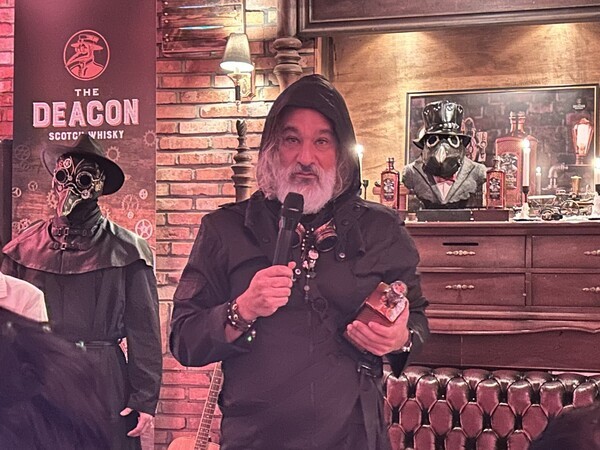 소버린 브랜드의 최고경영자(CEO) 겸 공동 창립자 브렛 베리시가 '더 디콘'을 설명하고 있다. EBN