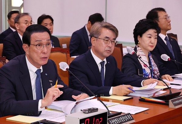 의원 질의에 답변하는 노동진 수산업협동조합중앙회 회장. 14일 오전 열린 국회 농림축산식품해양수산위원회의 수산업협동조합중앙회, 해양환경공단, 해양수산과학기술진흥원 등의 국정감사에 출석한 노동진 수산업협동조합중앙회 회장이 의원 질의에 답변하고 있다. [제공=연합]