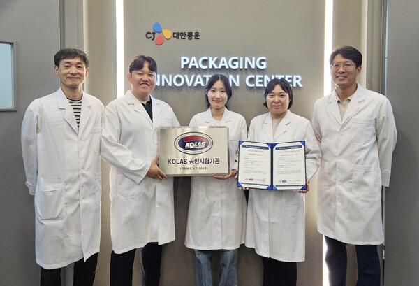 CJ대한통운 패키징혁신센터에서 연구원이 택배 상자 수직 낙하 충격 시험을 하고 있다.[제공=CJ대한통운]