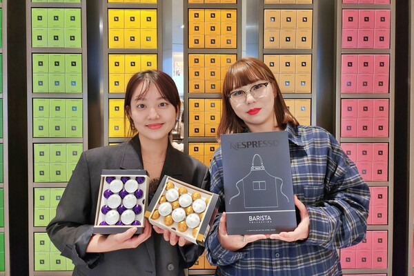 동탄점 2층에 오픈한 '네스프레소 부티크' 매장에서 상품을 들고 있는 모델 모습. [제공=롯데백화점]