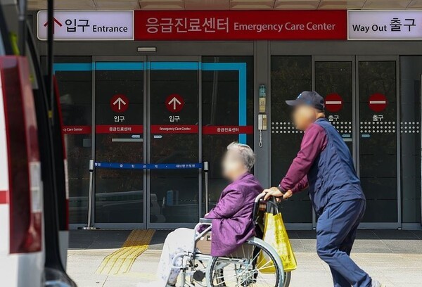 서울 시내 한 대학병원에서 한 환자와 보호자가 응급실 앞을 지나고 있다. 해당 기사와 관련 없음. [제공=연합]