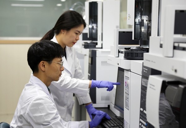 aT 품질안전실험실에서 농산물 안전성 검사를 하고 있다. 농식품부