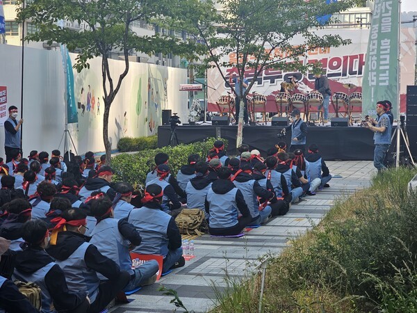 전국 KT노조 간부진 300여명이 16일 오후 광화문 KT 사옥에서 '현장 인력 구조 혁신 방안'에 반대하는 집회를 열고 있다. [제공=EBN]