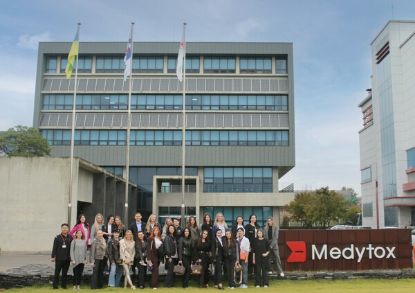 지난 15일 메디톡스 오송 2공장을 방문한 우크라이나 현지 전문가들이 기념 촬영을 하고 있다. [제공=메디톡스]