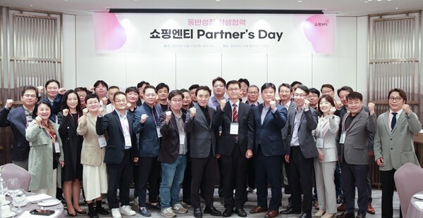 티알엔이 운영하는 T커머스채널 ‘쇼핑엔티’가 지난 17일 동반성장과 상생협력을 위한 ‘쇼핑엔티 파트너스데이’를 개최했다. 한상욱 티알엔 대표이사 (사진 가운데)와 각 협력사 대표 및 임직원이 기념 촬영을 하고 있다. [제공=쇼핑엔티]