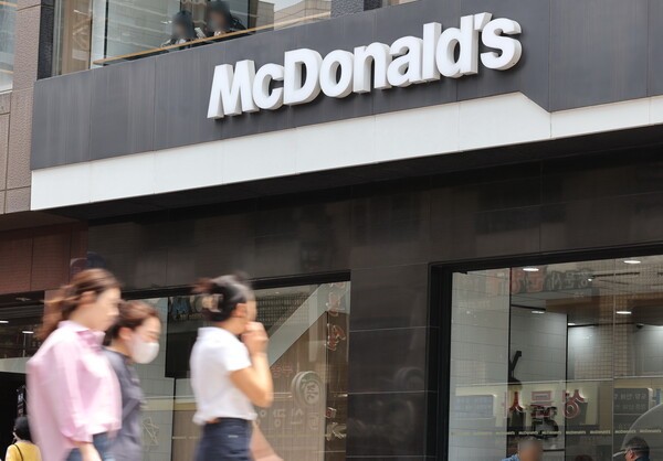 맥도날드가 국내에서 파는 일부 버거 제품에서 토마토를 빼고 판매하기 시작했다. 연합뉴스
