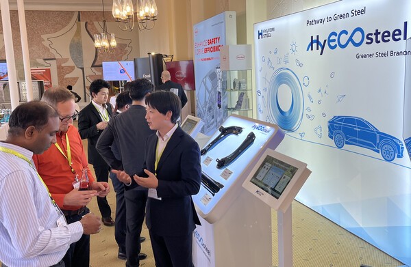 현대제철 연구원이 독일 ECB(Euro Car Body)에 참석한 글로벌 고객사들에게 탄소저감 자동차강판 제품을 설명하고 있는 모습ⓒ현대제철