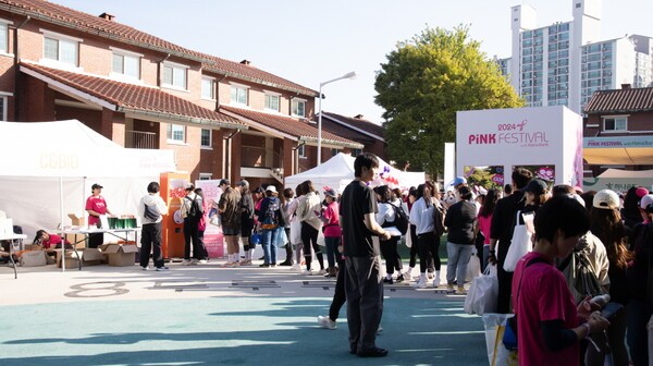 핑크 페스티벌에 마련된 시지바이오 부스에 참석자들이 방문하여 이벤트에 참여하고 있다. [제공=시지바이오]