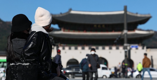 ▶ 추워진 날씨에 모자 쓴 시민들. 연합뉴스