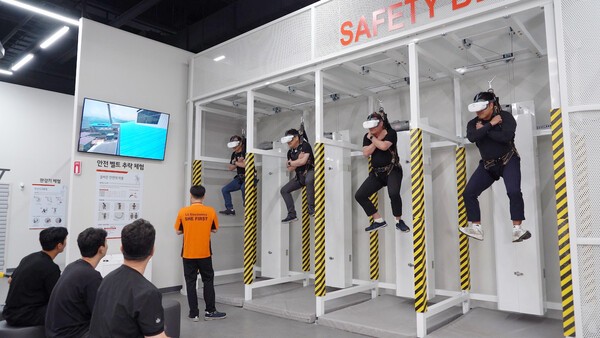 안전체험센터 세이프티온에서 공사 현장에서의 추락사고를 VR로 체험하며 안전대 착용의 중요성을 교육 받고 있는 모습. [출처=LG전자]