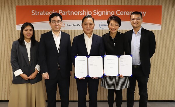 한화오션 제품전략기술원장 손영창 부사장(왼쪽에서 세 번째), 글로벌 해양 탈탄소화 센터 린 루 CEO(왼쪽에서 네 번째) 등 양사 관계자가 전략적 파트너십 체결식을 마친 뒤 기념 촬영을 하고 있다. [제공=한화오션]