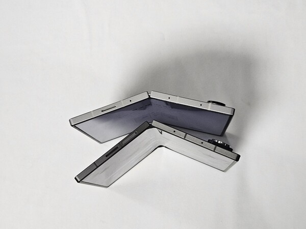 갤럭시 Z 폴드 6(위)에 비해 얇은 두께를 자랑하는 갤럭시 Z 폴드 스페셜 에디션(아래). [출처=이남석 EBN 기자]