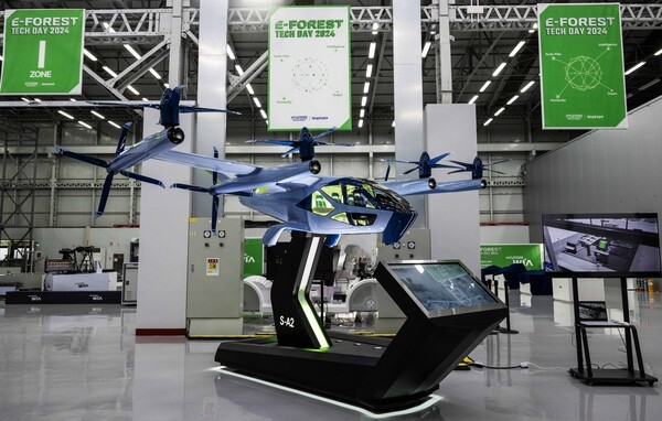 ‘이포레스트 테크데이’ 행사장에 전시된 현대차그룹의 차세대 AAM 기체 ‘S-A2’의 1:3 축소 모형 [제공=현대차기아]