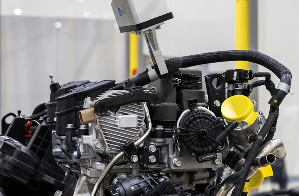 AI 비전 알고리즘 판단을 통해 로봇이 호스 부품의 형체를 인식하고 들어올려 엔진에 조립 [제공=현대차기아]