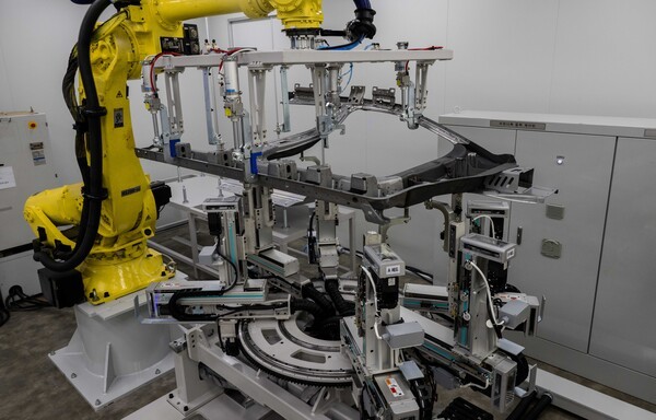 무한다축 기술을 활용해 하나의 부품 고정장치로 차량 외판을 조립 [제공=현대차기아]