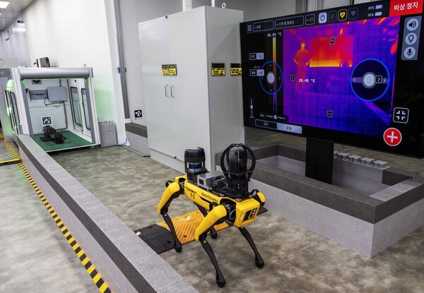 보스턴 다이나믹스의 4족 보행 로봇 ‘스팟’이 공장의 설비 상태를 점검 [제공=현대차기아]