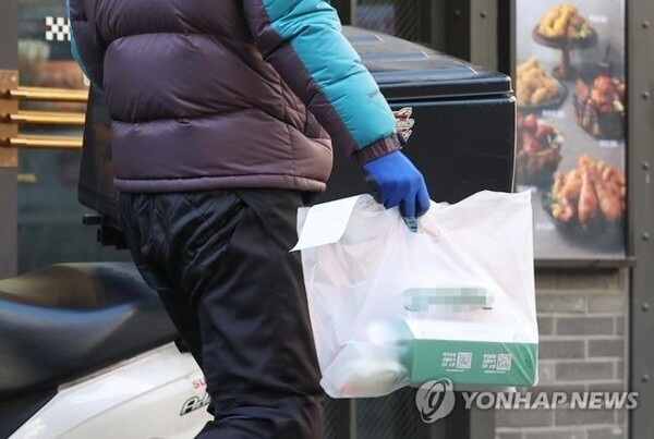 배달앱 중개 수수료에 대한 협의가 마지막 회의를 앞두고도 양측의 입장이 평행선을 달리면서 정부와 정치권이 결국 수수료 상한제 등의 내용을 담은 입법 규제를 마련할 것으로 보인다. 연합뉴스