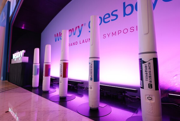 15일 오전 서울 시내 한 호텔에서 열린 덴마크 제약회사 노보 노디스크의 비만치료제 위고비 한국 출시 행사장에 위고비 모형이 놓여 있다. [제공=연합]