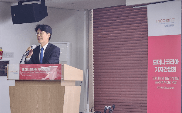 김상표 모더나코리아 대표가 22일 서울 프레스센터에서 '코로나19, 아직 끝나지 않은 이야기'를 주제로 열린 기자간담회에서 인사말을 하고 있다. [제공=EBN]