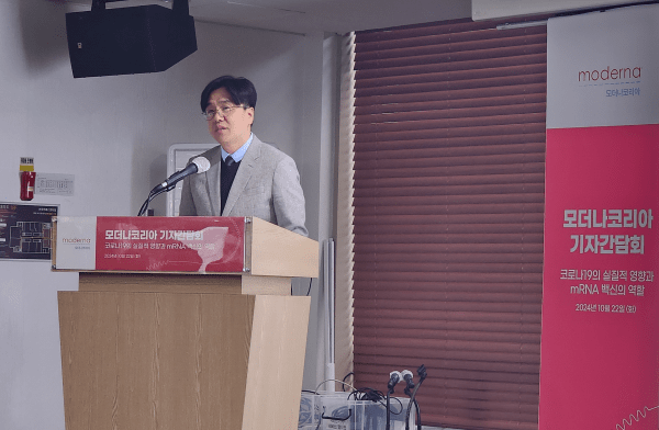 이재갑 한림대학교 강남성심병원 감염내과 교수가 22일 열린 모더나코리아 기자간담회에서 코로나19의 향후 전망과 백신의 역할에 대해 설명하고 있다. [제공=EBN]