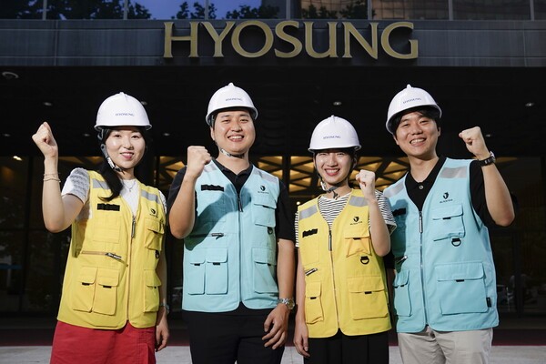 효성 본사 앞에서 임직원들이 안전조끼를 입고 촬영을 하고 있다. [제공=효성]