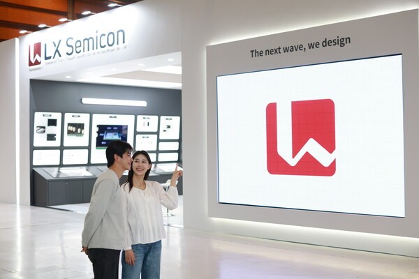 LX세미콘이 서울 코엑스에서 열리는 '반도체 대전(SEDEX) 2024’에 참가해 디스플레이 IC를 비롯해 미래 성장동력으로 육성중인 차량용 반도체와 방열기판 등을 선보였다. [제공=LX세미콘]