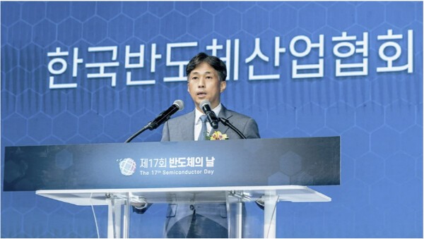 SK하이닉스 곽노정 대표이사 사장이 환영사를 통해 수상자들을 격려하고 있다. [제공=SK하이닉스]