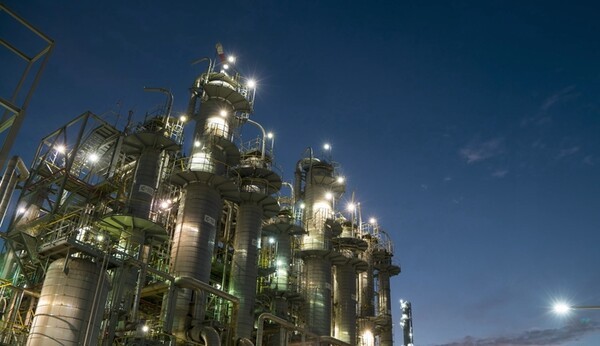 전남 여수산업단지 석유화학 공장 생산설비 야경.