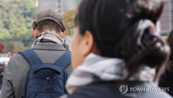 쌀쌀한 날씨를 보인 23일 오전 서울 시내에서 목도리를 한 시민들이 걸어가고 있다.@연합뉴스