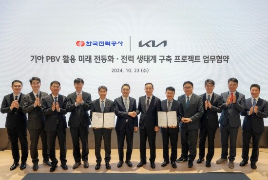 (사진 왼쪽 여섯번째부터) 이준호 한전 안전&영업배전부사장·정원정 기아 국내사업본부장 부사장. [제공=한전]